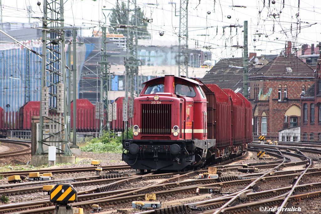 213 339 am 20.06.2011 in Hannover HBF mit einem leeren Holzzug auf dem Weg gen Hoolige.