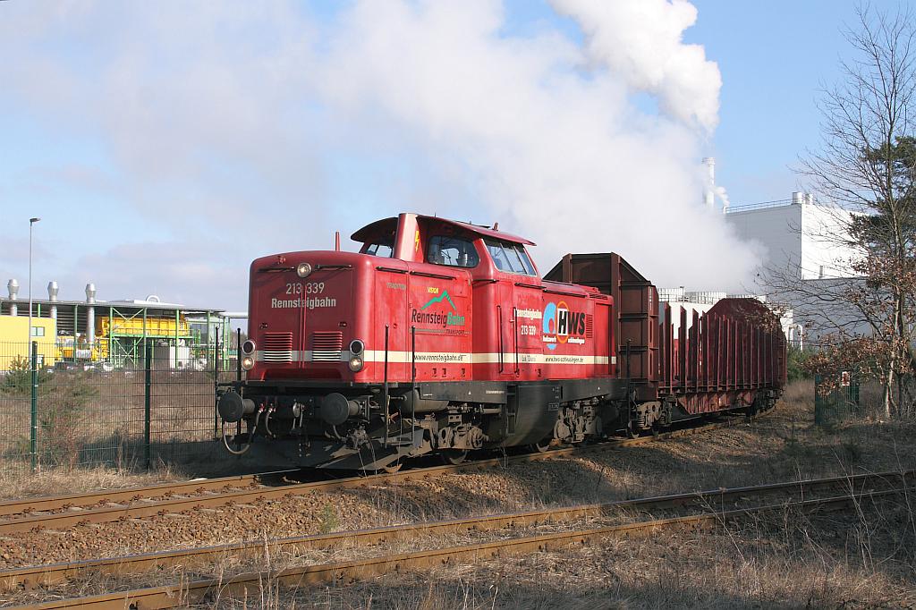 213 339 der Rennsteigbahn drckt ihre leeren Holzwagen in den Binnenhafen Eberswalde am 21.02.2011