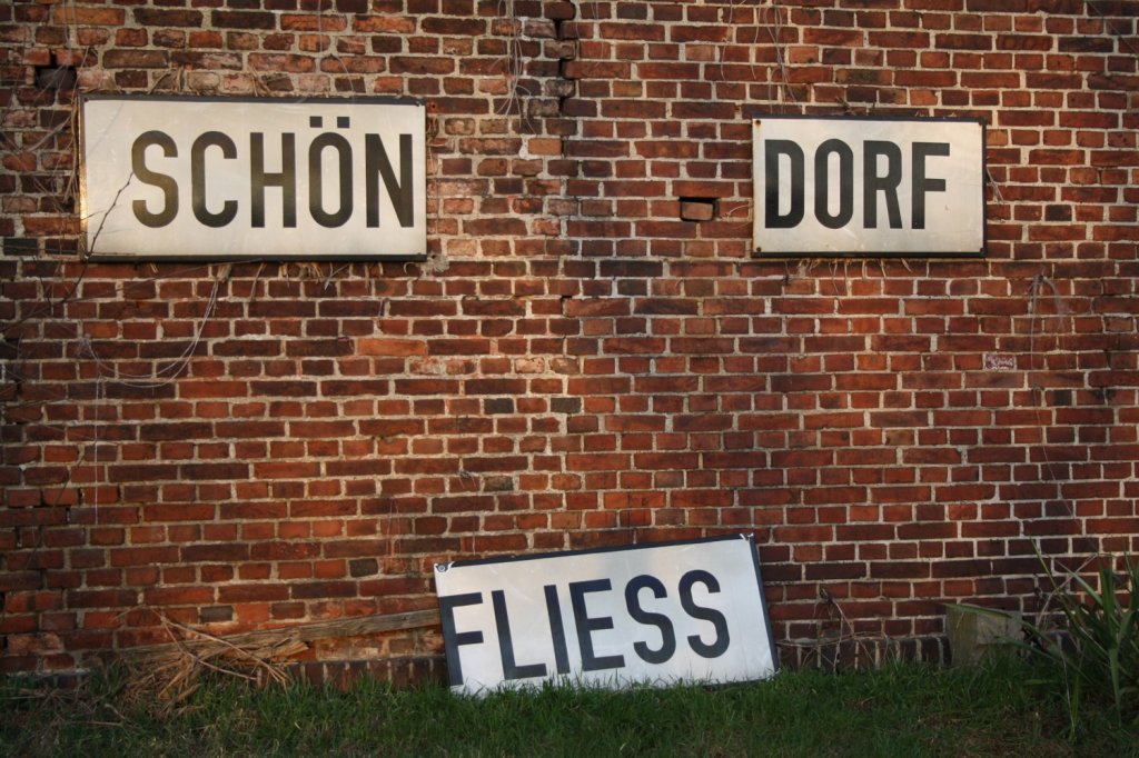 21.3.2012. Bahnhof Sch�nflie�(Mark) Dorf, oder Sch�ndorf? Oder Kategorie  Trauriges ?