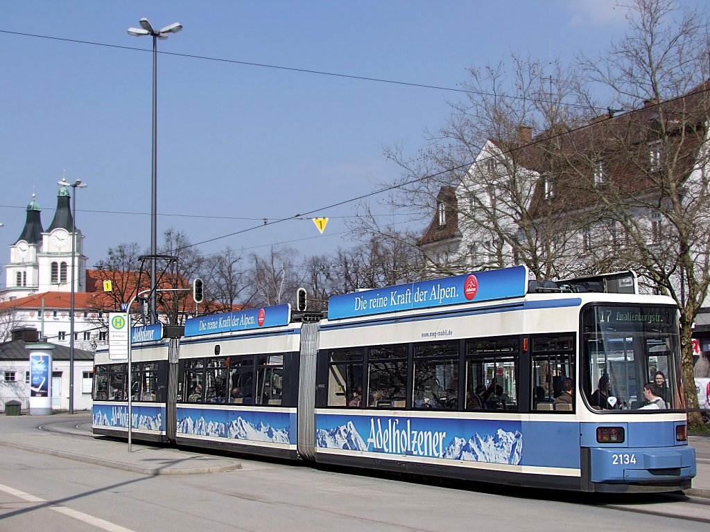 2134 hlt als L17 mit Ziel Amalienburgstr. in der Haltestelle Romanplatz;110329