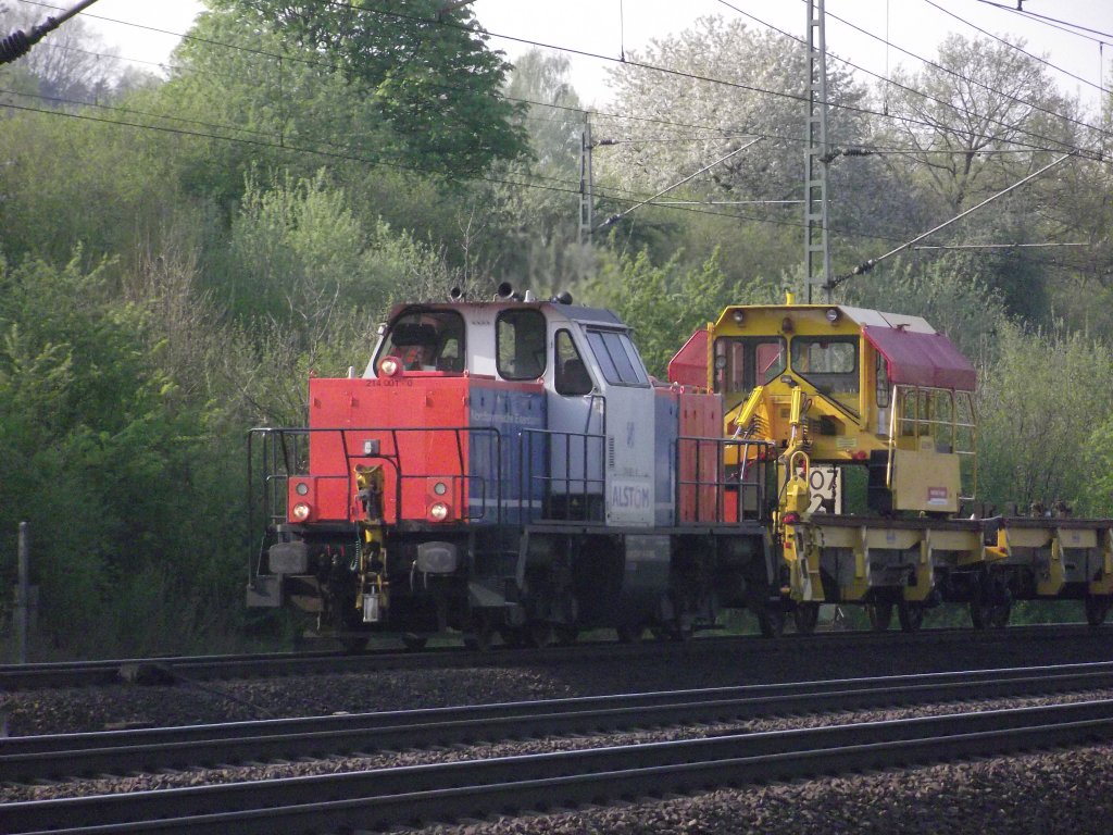 214 001-0 mit Bauzug gen Norden. Fulda, 21.04.11