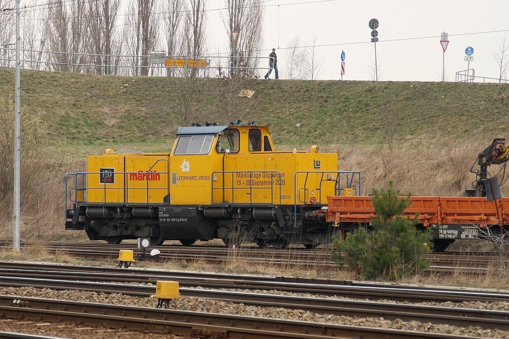 214 008 als 88519 von Leonhard Weiss rangiert in Angermnde am 27.03.2010