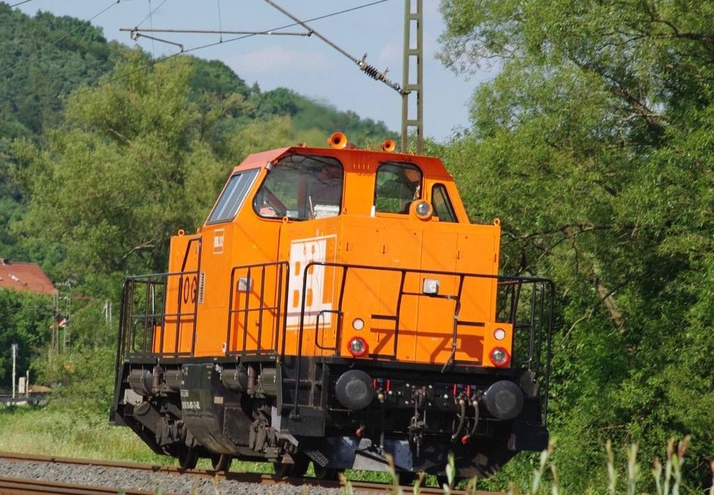 214 009-3 rauschte am 07.07.2010 Lz in Richtung Bebra durch die lange Kurve bei Mecklar.
