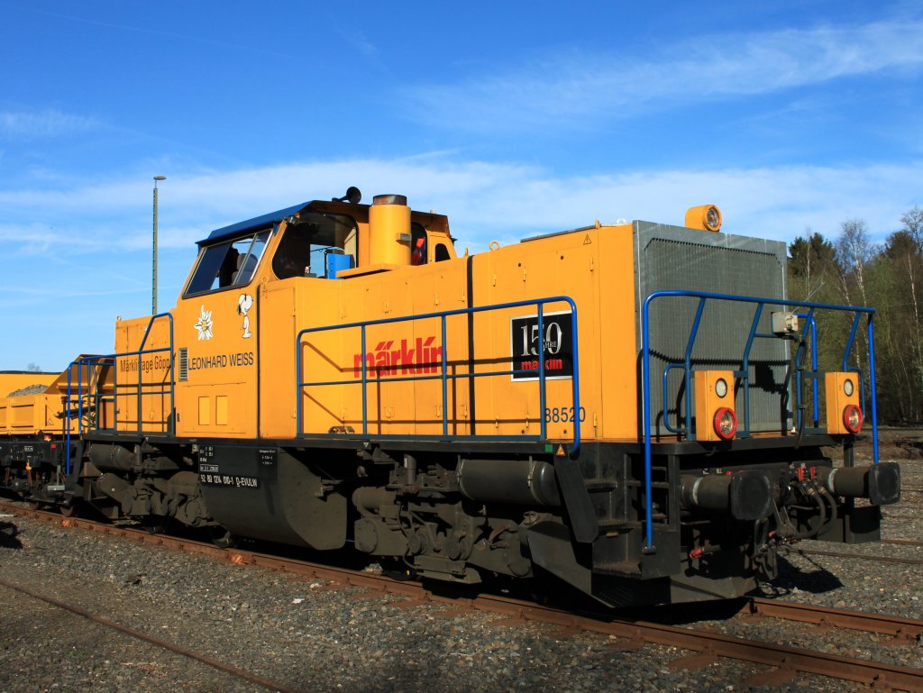 214 010-1 der Firma Leonhard Weiss wirbt f�r das 150 j�hrige Firmenjubil�um von M�rklin. Die Lok steht am 02.04.2011 mit einem Bauzug in Stolberg, den sie gleich zu einem Weichenumbau in Aachen West fahren wird.