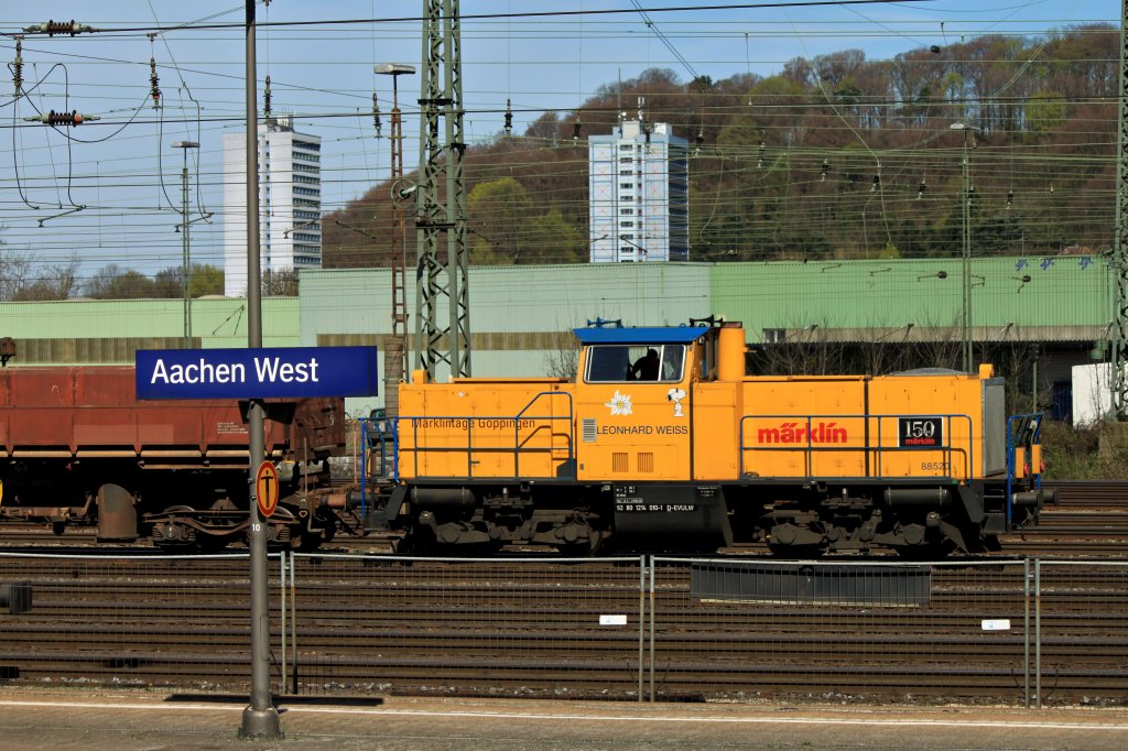 214 010-1 der Firma Leonhard Weiss mit einem Bauzug am 02.04.2011 in Aachen West. Die Lok wirbt f�r das 150 j�hrige Firmenjubil�um von M�rklin.