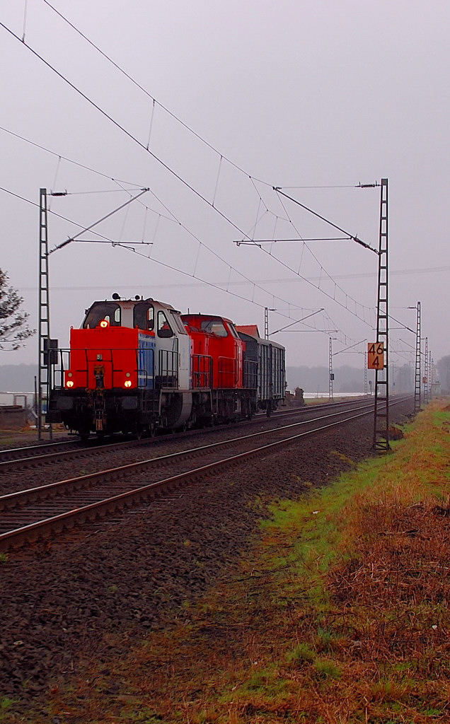 214 011 von NBE und Chemion 203 120 mit einem alten Bahnpostwagen. 10.3.2012