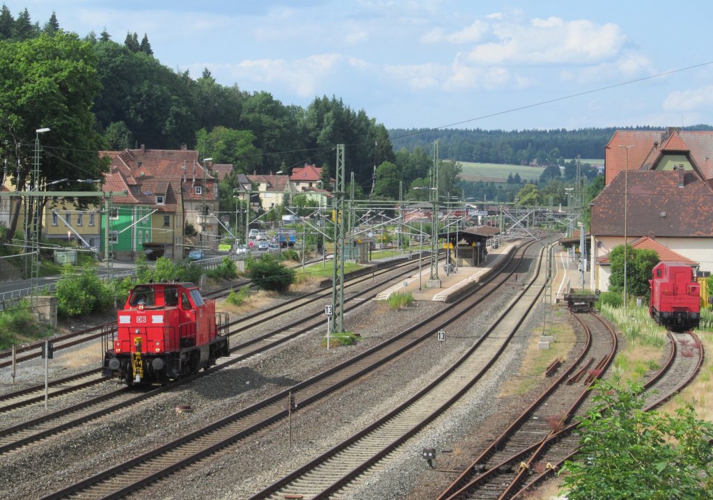 214 017 durchfhrt am 12. Juli 2013 solo den Kronacher Bahnhof in Richtung Nrnberg.