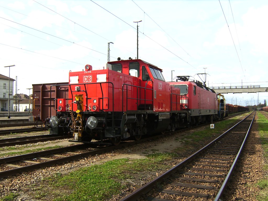 214 018 als Schlulok im Bf Plattling am 14.10.2009