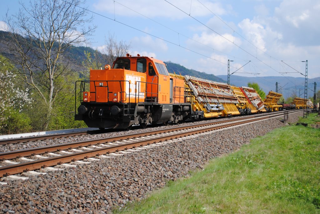 214 023 bei Osterspai mit einem Bauzug am 13.04.12.