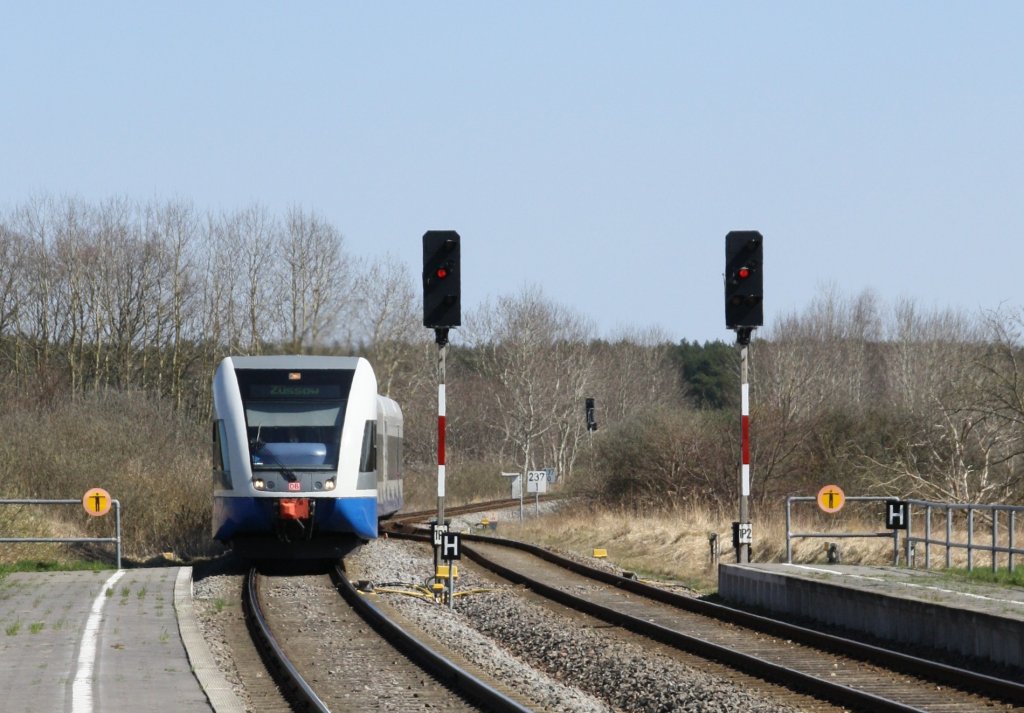 21.4.2013 Trassenheide. UBB nach Zssow fhrt ein.