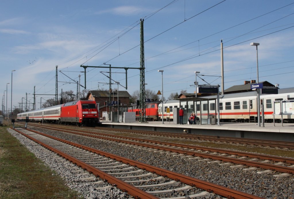 21.4.2013 Zssow. IC 2429 aus Binz bei der Einfahrt whrend IC 2427 als begleitete Rangierabteilung inkl. Fahrgste in die Kehre zieht.