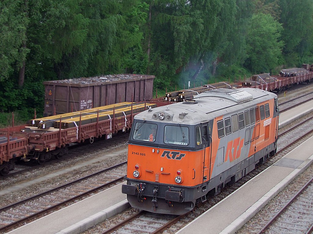 2143 005 von RTS verlsst mit einer kleinen Rauchfahne den Bhf. Ried i.I.;100516
