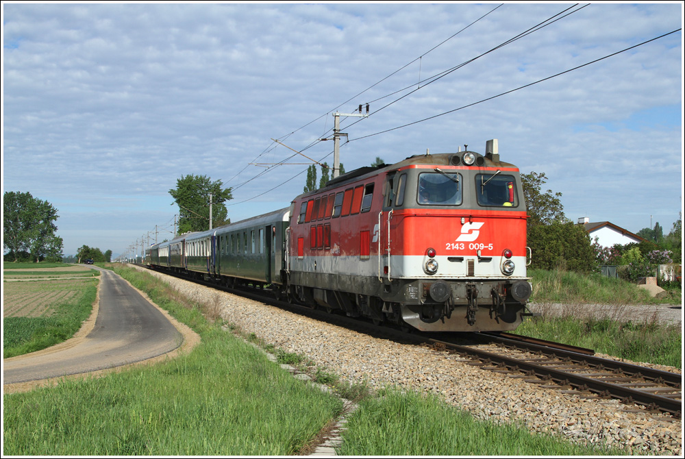 2143 009 fhrt mit Sdz 14676 von Wien Fjb ber Tulln nach Ernstbrunn zum 5.Oldtimertreffen auf Schiene und Strae. 
Gaisruck 6.5.2012