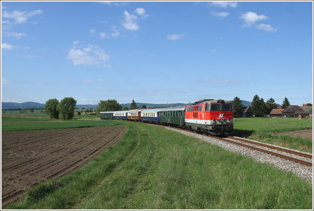 2143 009 fhrt mit Sdz 14676 von Wien Fjb ber Tulln nach Ernstbrunn zum 5.Oldtimertreffen auf Schiene und Strae. 
Rckersdorf-Harmannsdorf  6.5.2012