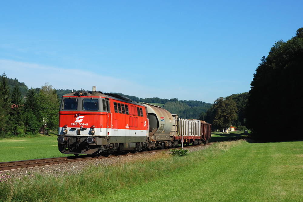 2143 009 mit dem VG 77223 von Wiener Neustadt nach Aspang bei Petersbaumgarten, 30.08.2012.