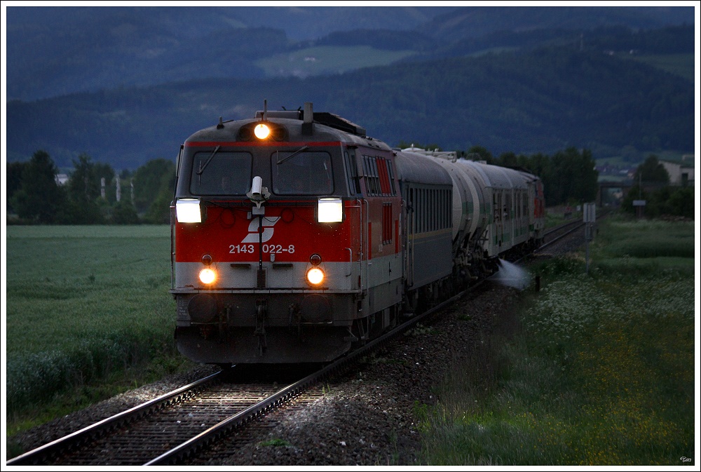 2143 022 + 2143 037 fahren mit dem Unkrautspritzzug SGAG 95067 von Zeltweg nach Pls.  
Aichdorf 05.2010
