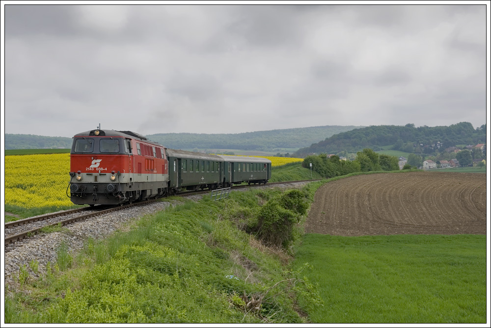 2143 038 am 2.5.2010 mit ihrem REX 7396 von Korneuburg nach Ernstbrunn zwischen Mollmannsdorf und Hetzmannsdorf aufgenommen.