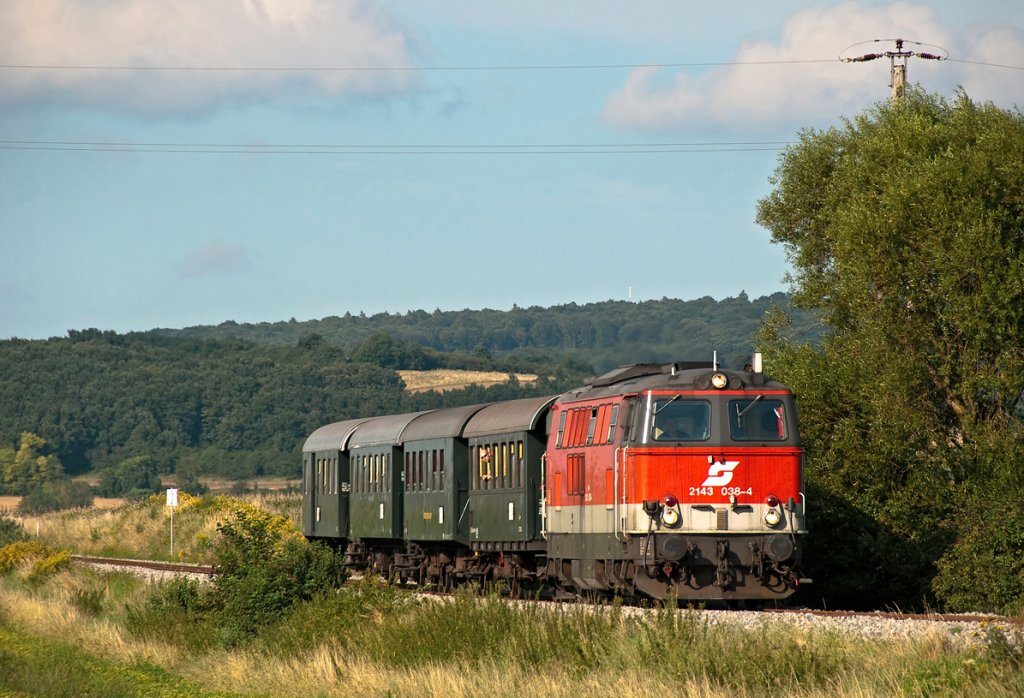 2143 038 ist mit REX 7399  NostalgieExpress Leiser Berge  von Ernstbrunn nach Wien Sdbahnhof (Ostseite) unterwegs. Das Foto entstand kurz vor Harmannsdorf-Rckersdorf, am 14.08.2010.