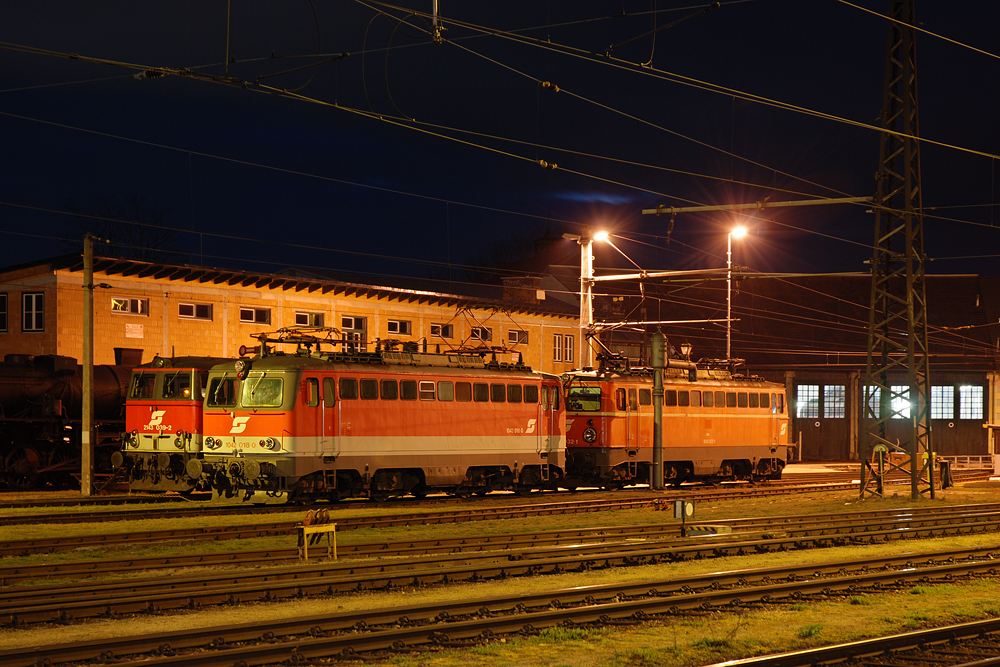 2143 039, 1042 018 sowie 1042 032 haben sich in der letzten Abendd�mmerung des 17.03.2008 zur Nachtruhe begeben. Die Aufnahme entstand in Sigmundsherberg.