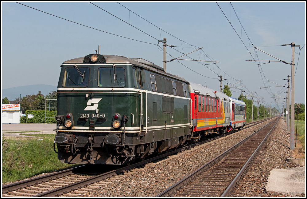 2143 040-0 fhrt den SGAG 95479 von Wien Matzleinsdorf nach Wiener Neustadt, berstellt wird hierbei 5047 091-3.
Aufgenommen am 09. Mai 2013 um 10:19 Uhr kurz vor der Haltestelle Sollenau.