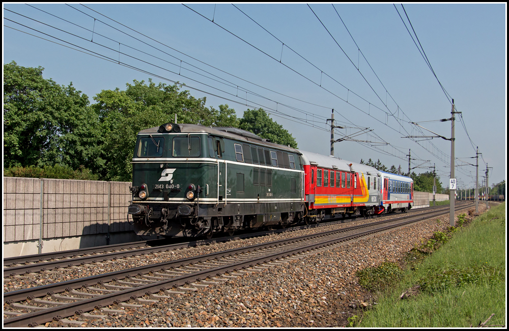 2143 040-0 fhrt den SGAG 95479 von Wien Matzleinsdorf nach Wiener Neustadt, berstellt wird hierbei 5047 091-3.
Aufgenommen am 09. Mai 2013 um 10:28 Uhr kurz nach dem Bahnhof Felixdorf.