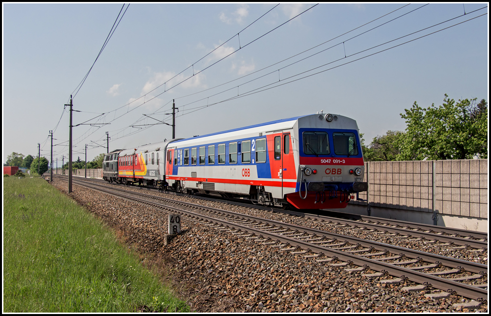 2143 040-0 fhrt den SGAG 95479 von Wien Matzleinsdorf nach Wiener Neustadt, berstellt wird hierbei 5047 091-3.
Aufgenommen am 09. Mai 2013 um 10:28 Uhr kurz nach dem Bahnhof Felixdorf.