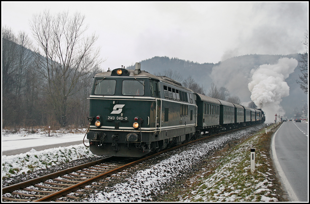 2143 040-0 mit SR 14090 (Gt - Woe), aufgenommen am 24.12.2012 in Reichental (Miesenbach-Waidmannsfeld). Am Zugschluss befindet sich 52.4984, welche krftig Dampf macht. 

>> www.lokteam.at <<