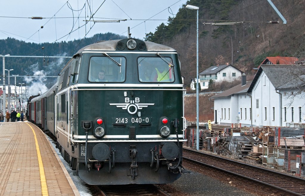 2143 040 als Untersttzung fr den Sdz R 16137 am 13.03.2010 im Bahnhof Gloggnitz.