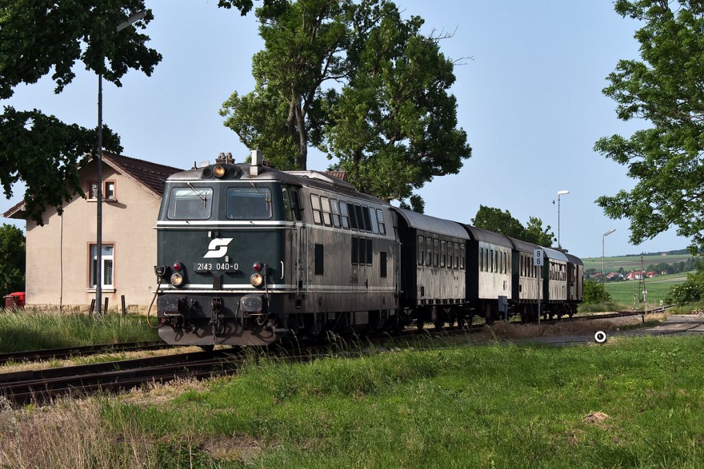 2143 040 ist am 17.05.2013 mit dem Nostalgie Express  Leiser Berge  unterwegs. Die Aufnahme entstand in R�ckersdorf-Harmannsdorf.