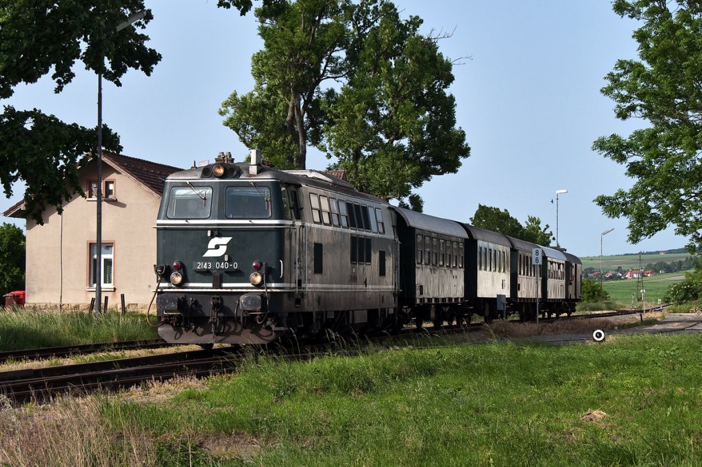 2143 040 ist am 17.05.2013 mit dem Nostalgie Express  Leiser Berge  unterwegs. Die Aufnahme entstand in Rckersdorf-Harmannsdorf.