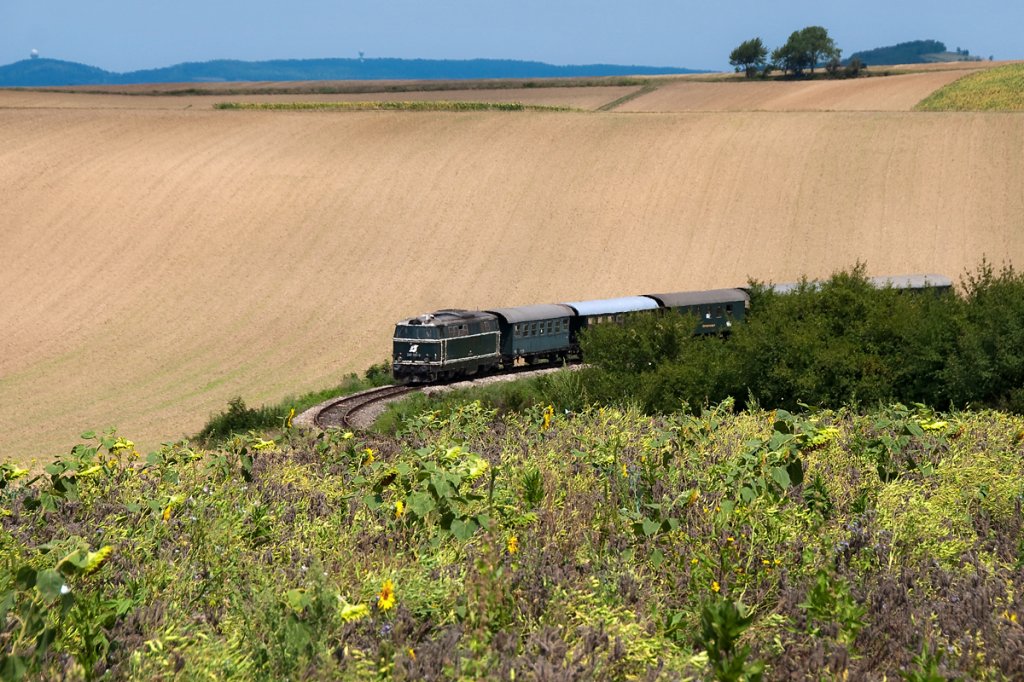 2143 040 fhrt mit dem NEX  Leiser Berge  in der Mittagshitze von Ernstbrunn nach Korneuburg. Wrnitz-Hetzmannsdorf, am 04.08.2012.