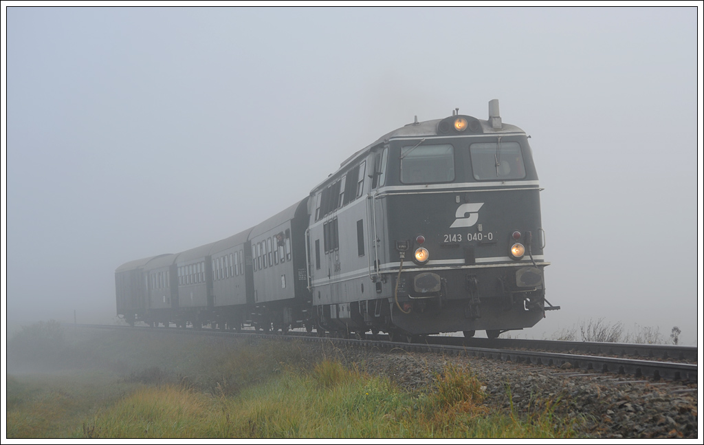 2143 040 mit dem Reblaus Express 16970 von Retz nach Drosendorf irgendwo in der Nebelsuppe nach Plei�ing-Waschbach am 20.10.2012.