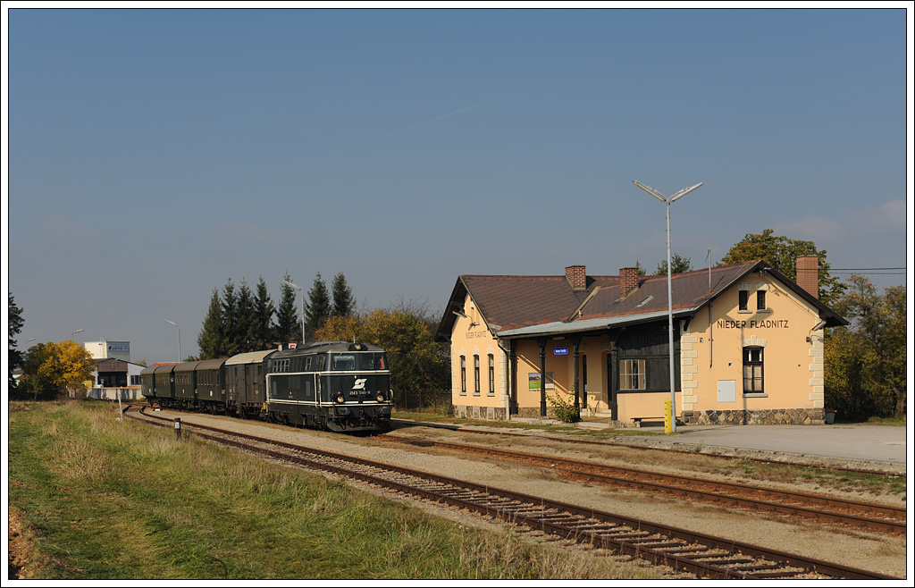 2143 040 mit dem Reblaus Express 16973 bei der Einfahrt in Nieder Fladnitz am 20.10.2012.