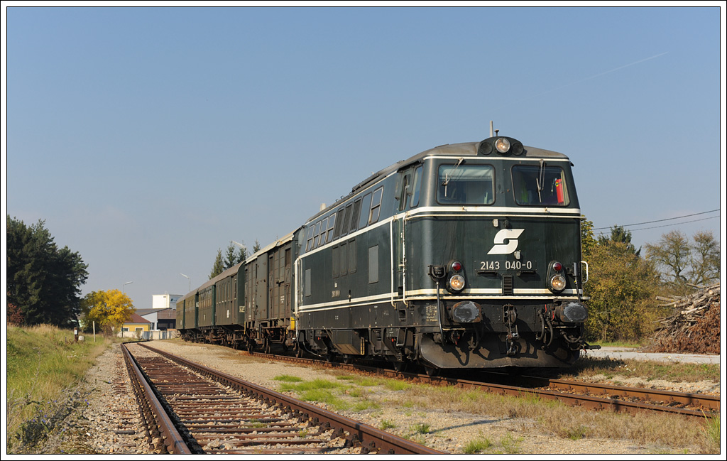 2143 040 mit dem Reblaus Express 16973 beim Halt in Nieder Fladnitz am 20.10.2012.

