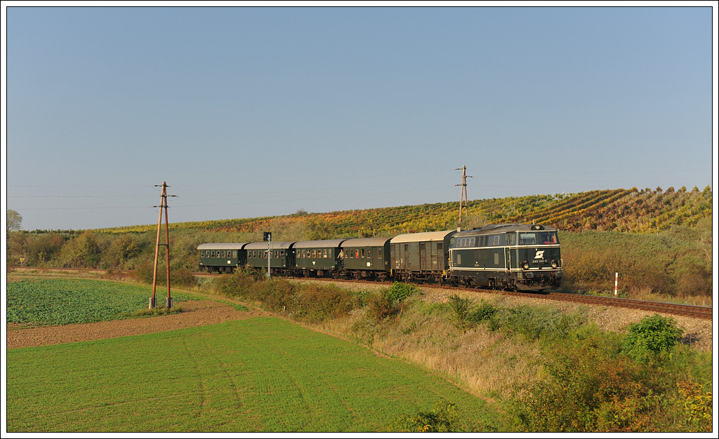 2143 040 mit dem Reblaus Express 16973 in den Weinbergen kurz vor Retz am 20.10.2012 aufgenommen.