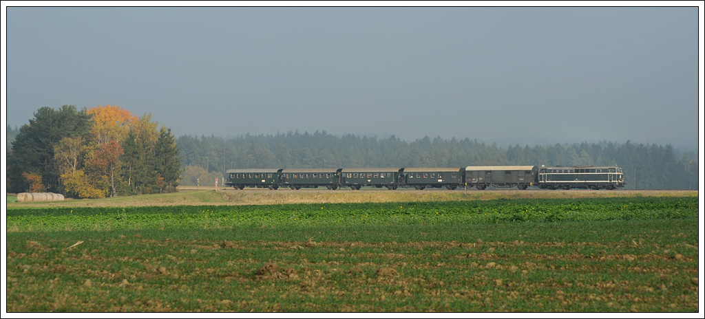 2143 040 mit dem Reblaus Express 16973 von Drosendorf nach Retz, am 20.10.2012 kurz nach Drosendorf aufgenommen.