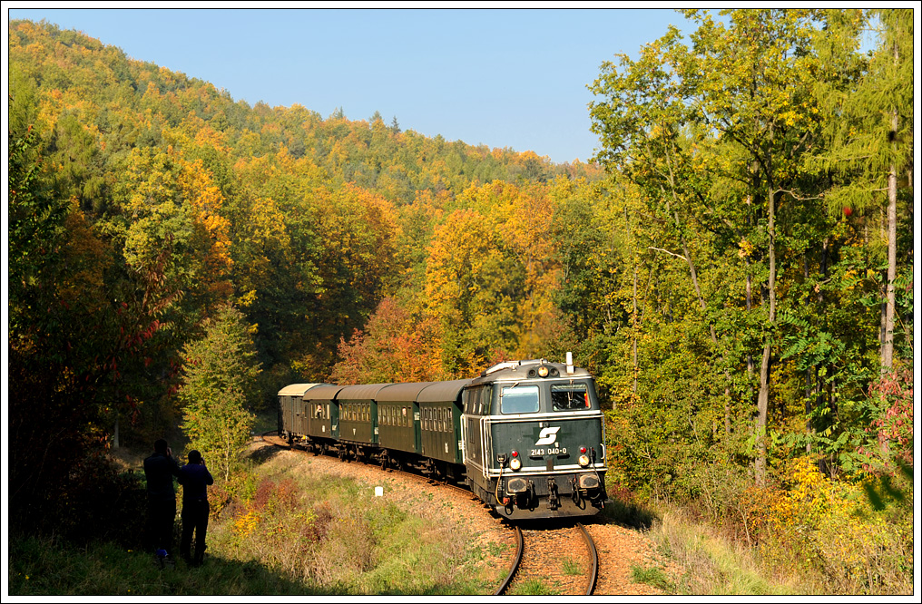 2143 040 mit dem Reblaus-Express 16972 am 20.10.2012 kurz vor Hofern aufgenommen. Die beiden Mitfotografen habe ich jetzt als Bildbelebung im Bild belassen.