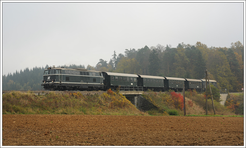2143 040 mit dem Reblaus-Express 16972 am 20.10.2012 vor Geras-Kottaun aufgenommen.