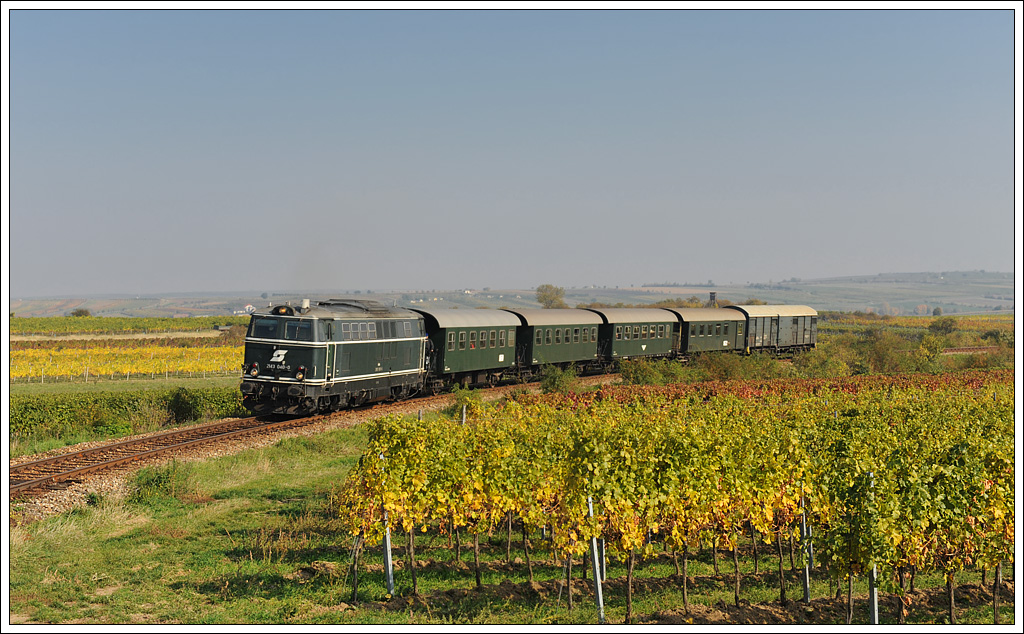 2143 040 mit dem Reblaus-Express 16972 am 20.10.2012 in den Weinbergen um Retz aufgenommen.