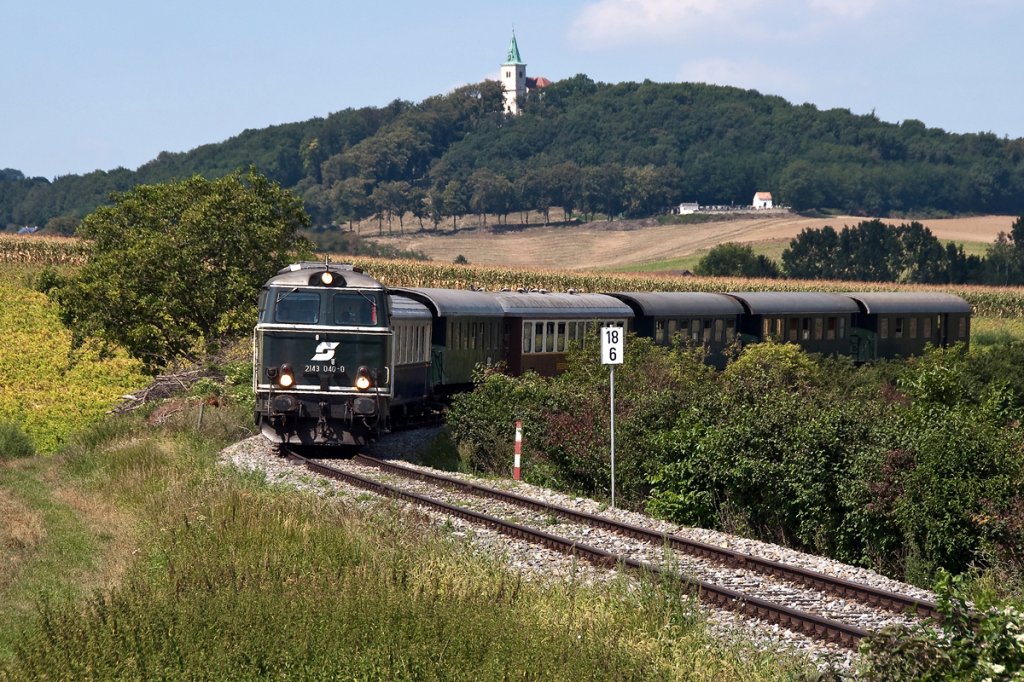 2143 040, wieder mal mit den NEX  Leiser Berge  unterwegs. Hier bei Karnabrunn, auf der Fahrt nach Korneuburg, am 18.08.2012.