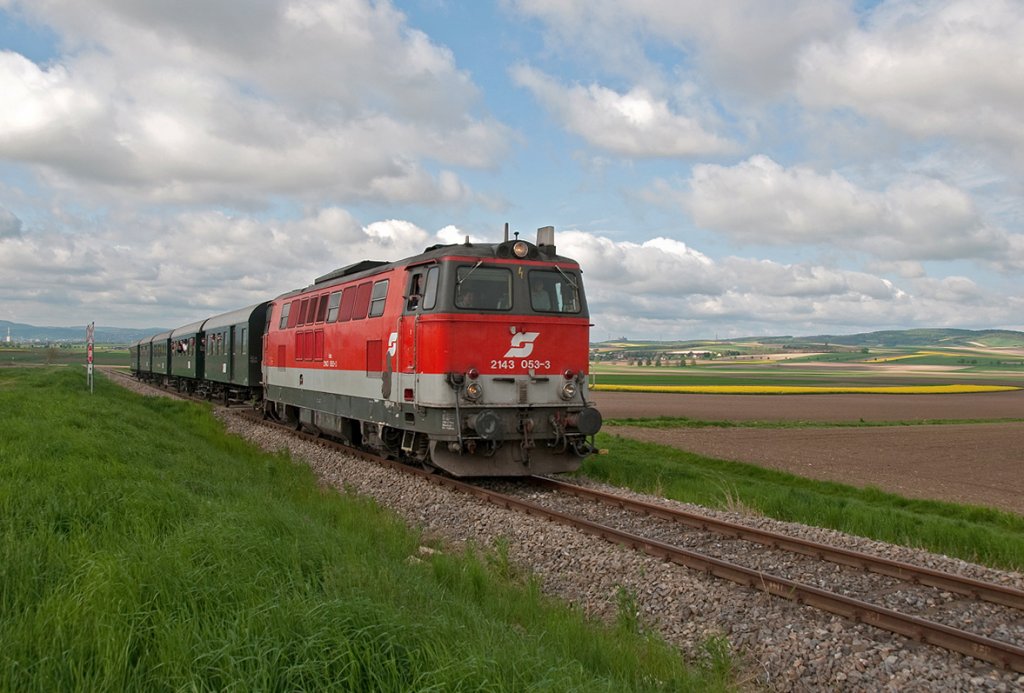2143 053 mit REX 7388 (NostalgieExpress Leiser Berge) am 01.05.2010 kurz vor Mollmannsdorf. 