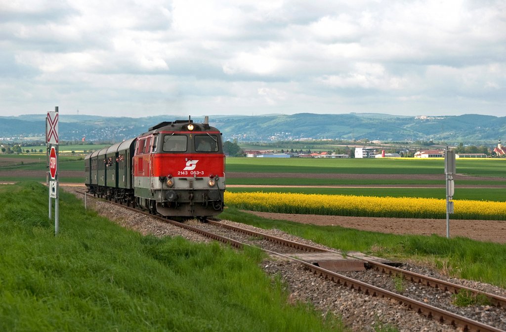 2143 053 mit REX 7388 (NostalgieExpress Leiser Berge) am 01.05.2010 kurz vor Mollmannsdorf. 