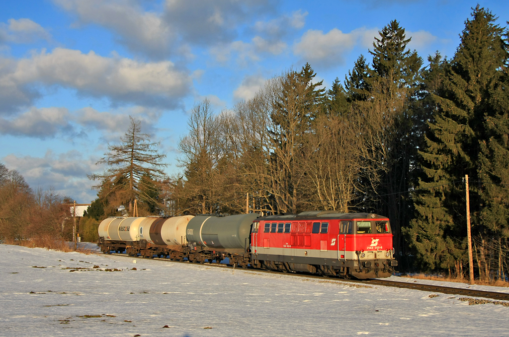 2143 055 mit VG 73163 (Zwettl-Schwarzenau) in der Morgensonne kurz nach der Hst. Groglobnitz, aufgenommen am 1.3.2010.