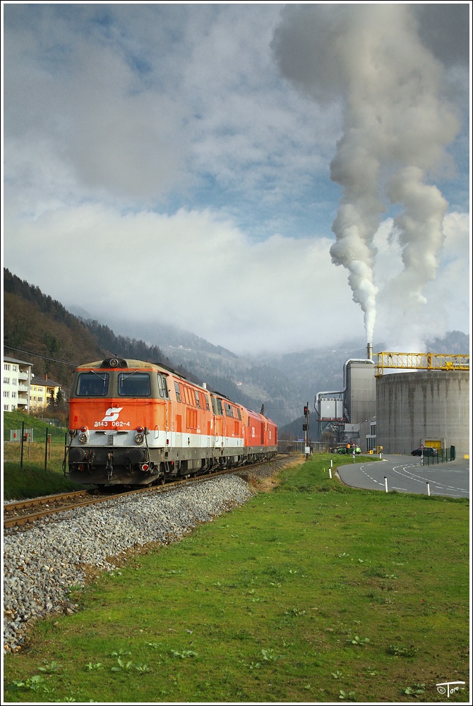 2143 062 + 2143 067 + 2016 054 + 2016 059 fahren als Lokzug von Frantschach nach Wolfsberg.
Frantschach  23.11.2010