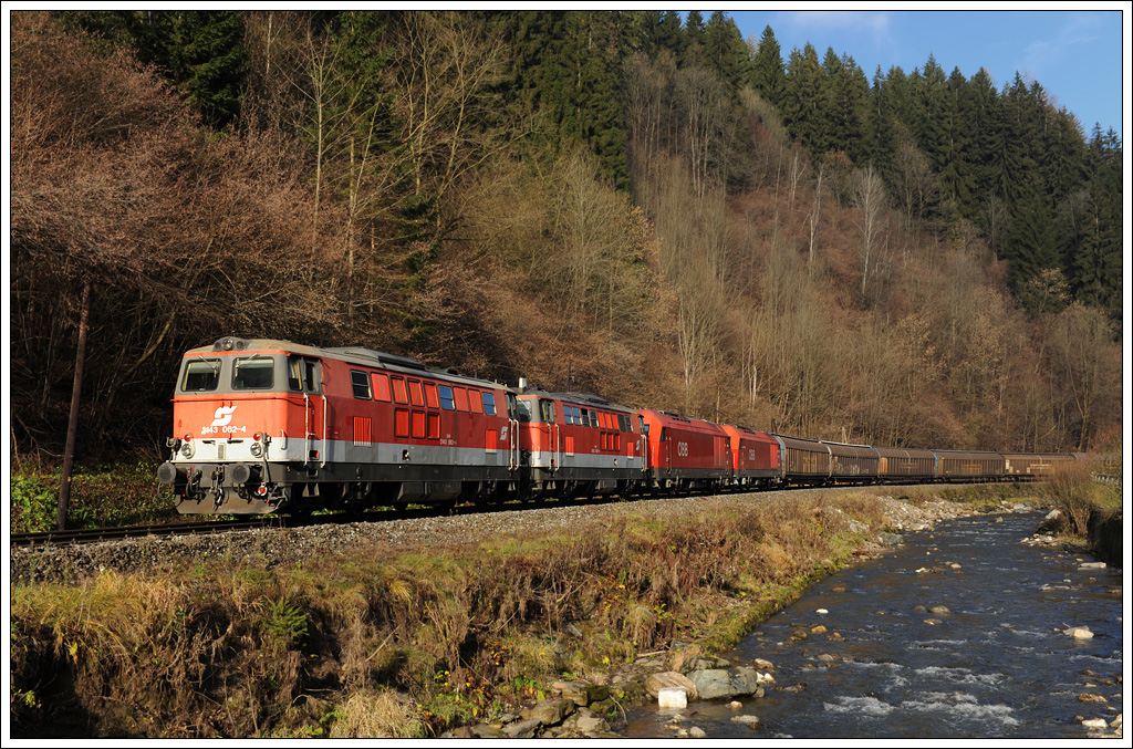 2143 062, 2143 067, 2016 054 und 2016 059 mit dem 55555 von Zeltweg nach Frantschach im Lavanttal kurz vor Twimberg am 23.11.2010.