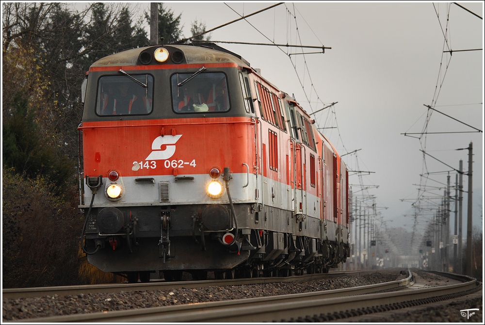 2143 062+ 2143 067+ 2016 054+ 2016 059 fahren als Lokzug von Knittelfeld nach Zeltweg, um anschlieend den 55555 nach Frantschach zu bespannen.
Zeltweg  23.11.2010