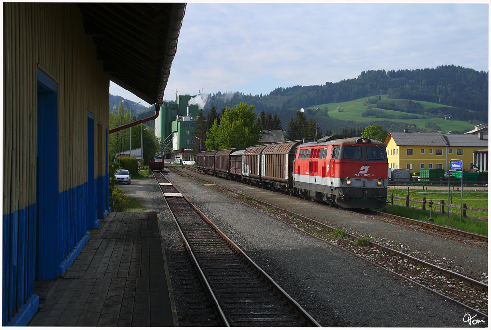 2143 062 mit G�terzug 55550 (Frantschach - Zeltweg) beim Kreuzungsaufenthalt in Wei�kirchen 
5.5.2009