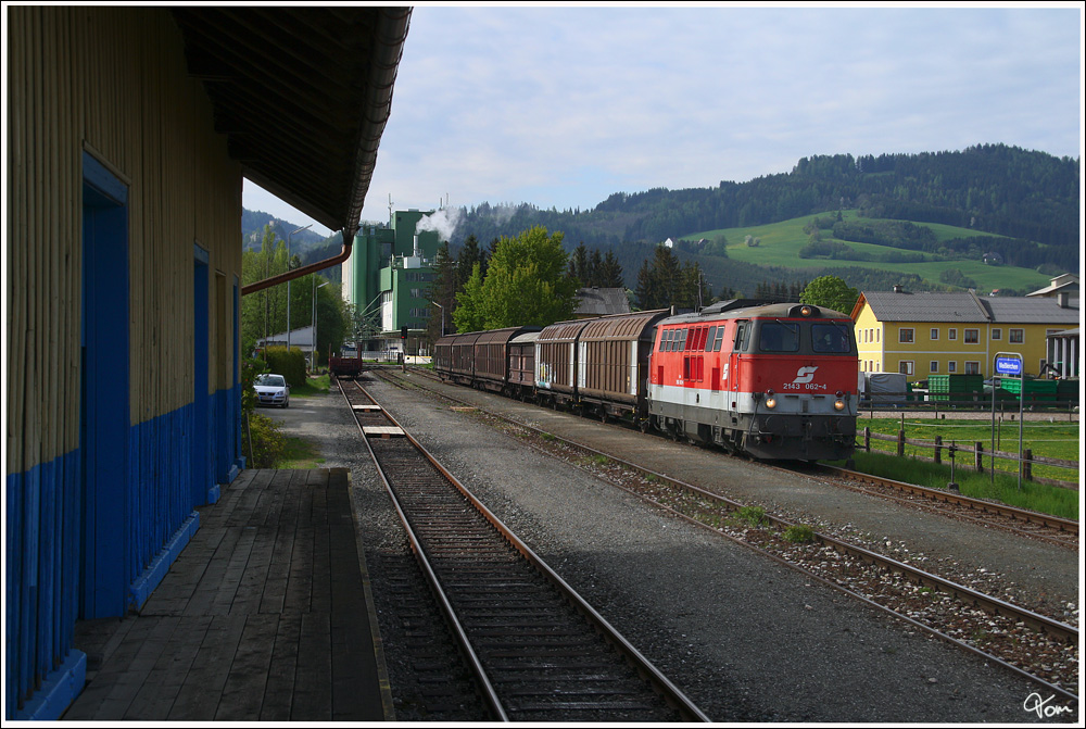 2143 062 mit Gterzug 55550 (Frantschach - Zeltweg) beim Kreuzungsaufenthalt in Weikirchen 
5.5.2009
