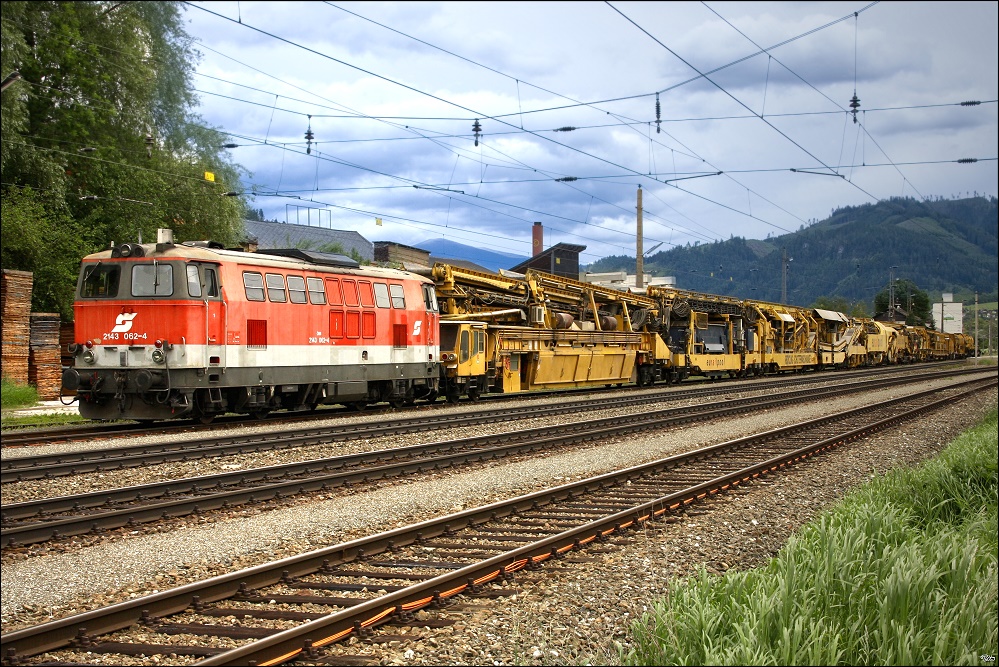 2143 062 steht mit einem Bauzug im Bahnhof Thalheim-Pls. 
31.05.2010