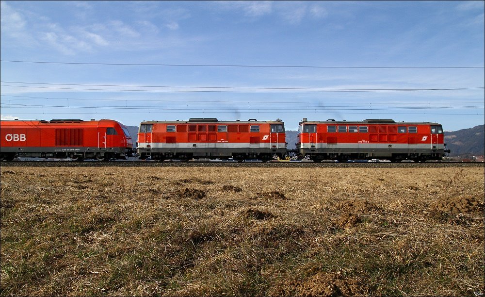 2143 064 + 62 & 2016 048 + 057 fahren als Lokzug 38862 von Zeltweg nach Knittelfeld. 
Lind 23.03.2010